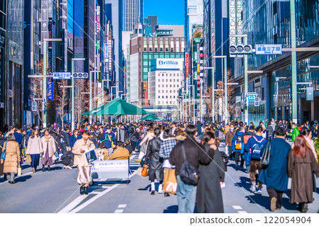 Tokyo cityscape in Japan since the announcement of the 5th year of the coronavirus pandemic. Inbound tourism continues... Ginza Hokoten bustling with foreign tourists... = 11th 122054904
