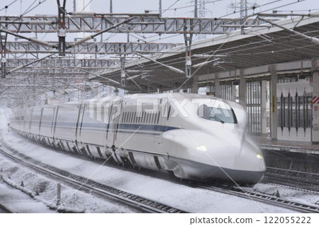 Tokaido Shinkansen, Makinohara Plateau, Shizuoka Prefecture, sprinting through green tea fields 122055222