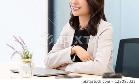 Smiling woman/businesswoman having a conversation Smiling woman/businesswoman having a conversation 122055322