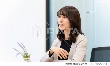 Smiling woman/businesswoman having a conversation 122055331