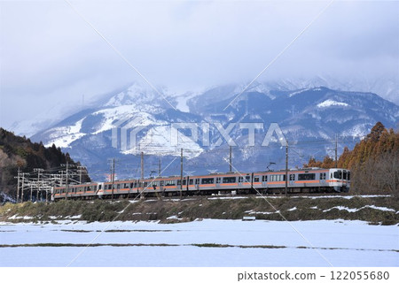 伊吹山麓的街道本線列車 122055680