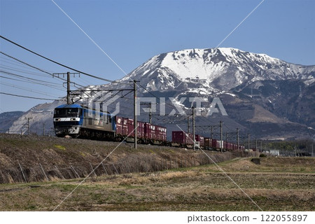 EF65拖長貨運列車前往伊吹山腳下東海道本線近江長岡 EF65拖長貨運列車前往伊吹山腳下東海道本線近江長岡 122055897