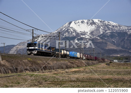 EF65拖長貨運列車前往伊吹山腳下東海道本線近江長岡 122055900