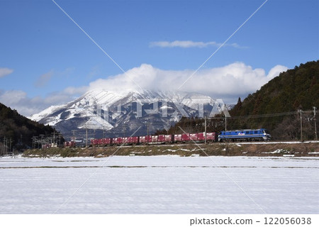 沿著東海道本線伊吹山腳下柏原彎道上行的長途貨運列車 122056038