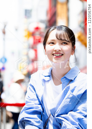 A young woman sightseeing in Osaka 122056764