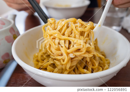 「Mazesoba」是沒有湯的拉麵。將麵條、醬汁、溫泉蛋混合食用。 122056891