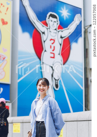 大阪觀光的年輕女子 122057008