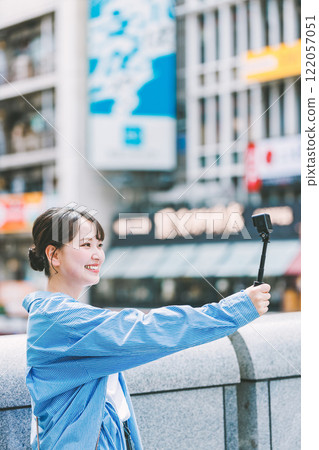 大阪觀光時自拍的年輕女子 122057051