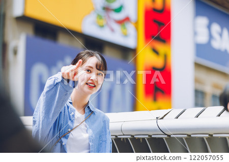 大阪觀光的年輕女子 122057055