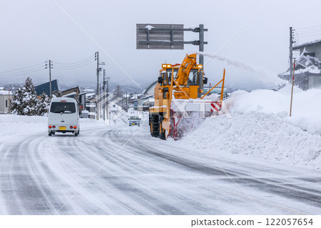 旋轉除雪車，用於清除道路上的積雪 122057654