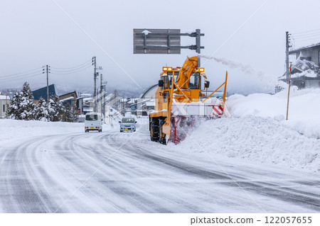 旋轉除雪車，用於清除道路上的積雪 122057655