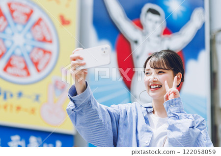 年輕女子在大阪惠比壽橋自拍 122058059