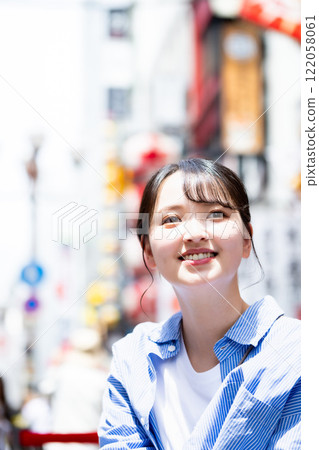A young woman sightseeing in Osaka 122058061