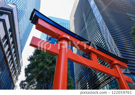 Tokyo, Nihonbashi, Fukutoku Shrine and the office district 122059761