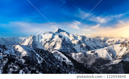 白雪覆蓋的阿爾卑斯山和藍天 122059848