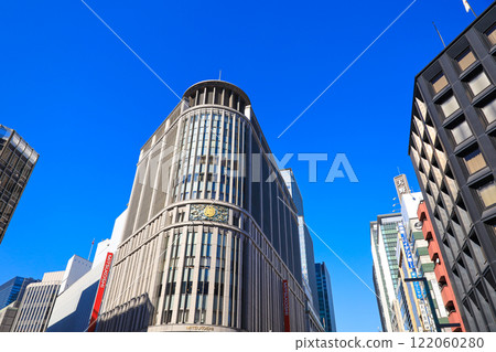 Tokyo cityscape: Intersection near Nihonbashi Mitsukoshi 122060280