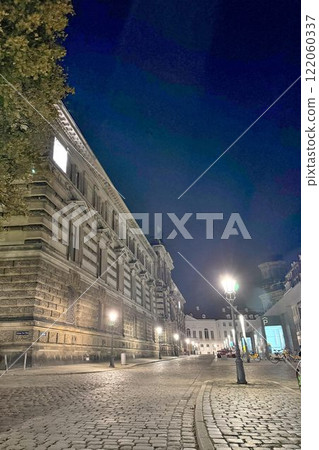 Pearl of the Elbe River: Night view of Dresden Old Town, Germany 122060337