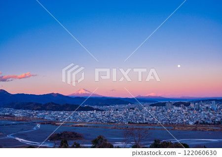[Shizuoka Prefecture] Evening view of Shizuoka city and Mt. Fuji from Maruyama Flower Garden 122060630