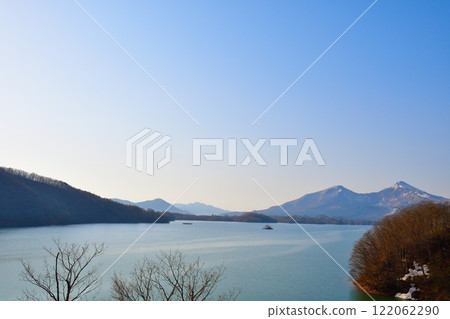 Lake Hibara in spring (Fukushima Prefecture) 122062290