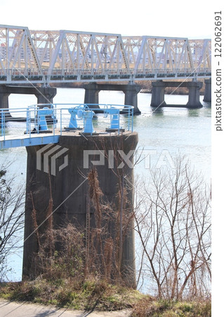 尼崎市水道局取水設施和淀川橋(赤川鐵橋) 尼崎市水道局取水設施和淀川橋(赤川鐵橋) 122062691