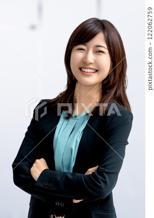 微笑的女人/雙臂交叉的女商人 122062759