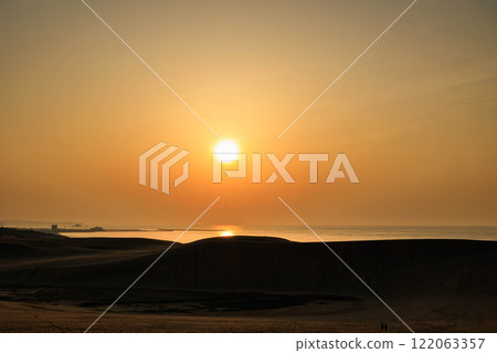 [Tottori Prefecture] Sunset over the Tottori Sand Dunes 122063357