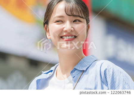 Young woman sightseeing in Osaka, Japan 122063746