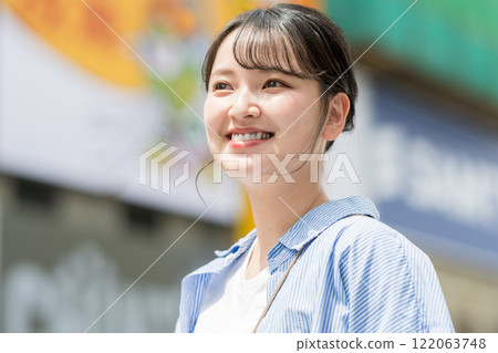 Young woman sightseeing in Osaka, Japan 122063748