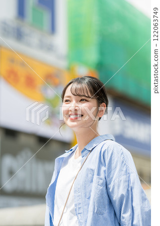 Young woman sightseeing in Osaka, Japan 122063749