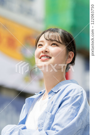 Young woman sightseeing in Osaka, Japan 122063750