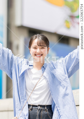 日本大阪觀光的年輕女子 日本大阪觀光的年輕女子 122063754