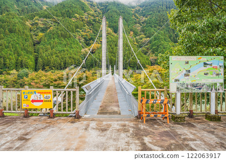 靜岡縣川根本町長島公園附近的南阿爾卑斯山吊橋的秋景 靜岡縣川根本町長島公園附近的南阿爾卑斯山吊橋的秋景 122063917