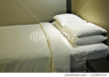 Quiet bedroom 122064134