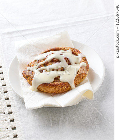 freshly baked cinnamon roll freshly baked cinnamon roll 122067040
