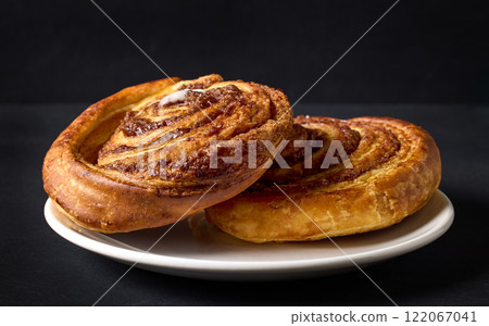 freshly baked cinnamon rolls freshly baked cinnamon rolls 122067041