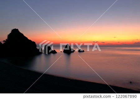 Waiting for the sunrise from Goshikinohama Beach in winter (Yokohama Peninsula, Kochi Prefecture) 122067890