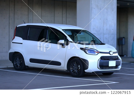 White minivan image 122067915