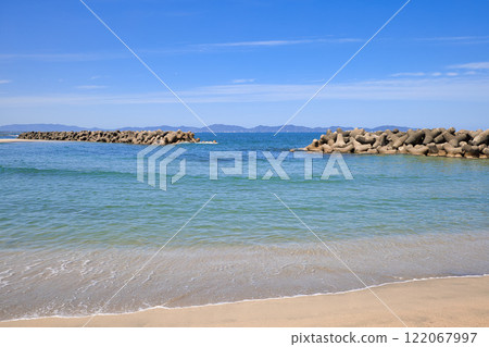 <Tottori Prefecture> Kaike Coast and blue skies in winter March 122067997