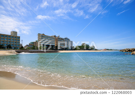 <Tottori Prefecture> Kaike Onsen town as seen from Kaike Onsen Kaiyu Beach, March <Tottori Prefecture> Kaike Onsen town as seen from Kaike Onsen Kaiyu Beach, March 122068003