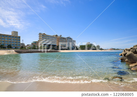 <Tottori Prefecture> Kaike Onsen town as seen from Kaike Onsen Kaiyu Beach, March <Tottori Prefecture> Kaike Onsen town as seen from Kaike Onsen Kaiyu Beach, March 122068005