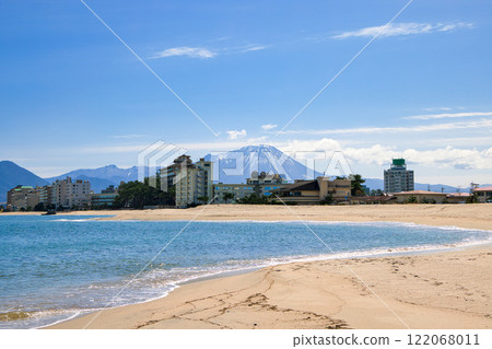 <Tottori Prefecture> Mt. Daisen with remaining snow as seen from Kaike Onsen Kaiyu Beach, March 122068011