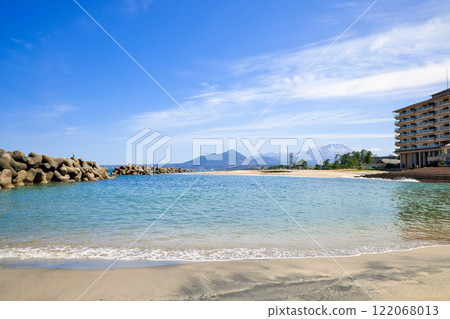<Tottori Prefecture> Mt. Daisen with remaining snow as seen from Kaike Onsen Kaiyu Beach, March 122068013