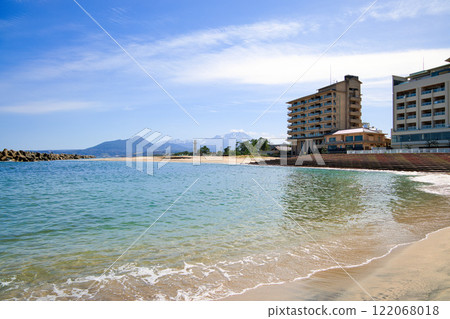 <鳥取縣> 3月從皆生溫泉海遊海灘看到的殘雪大山 122068018