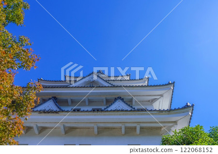 一座城堡的協作場景,秋葉開始變色,仰望藍天 一座城堡的協作場景,秋葉開始變色,仰望藍天 122068152