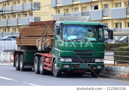 運輸板樁的卡車的圖像 122068186