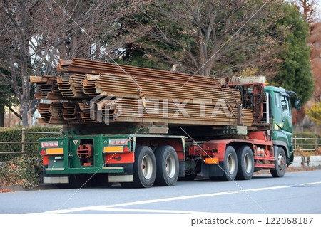 運輸板樁的卡車的圖像 122068187