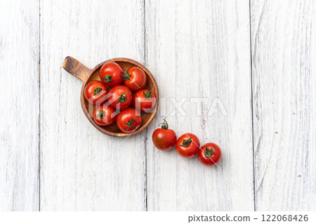 許多西紅柿放在白色木桌上 許多西紅柿放在白色木桌上 122068426