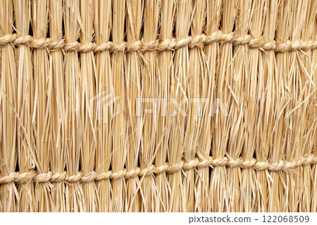 垂懸在黏土牆上的竹筍的特寫鏡頭 122068509