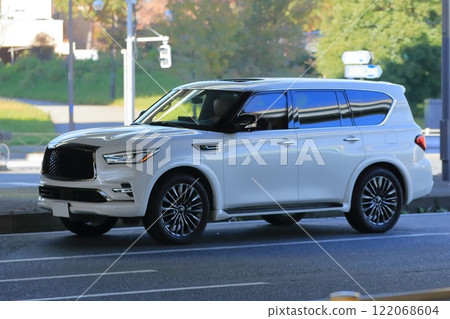 Luxury SUV image 122068604