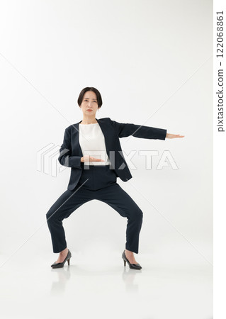 一個穿著西裝的女人，一個擺出奇怪姿勢的職業女性 122068861